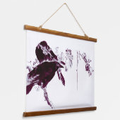 木々の中に止まっていたカラス 吊り下げ型タペストリー (傾斜あり)