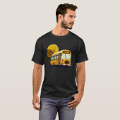 木々の前のバス バスドライバー Tシャツ (正面フル)