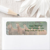 木々の畑に入る栗色の馬 ラベル (インサイチュ)