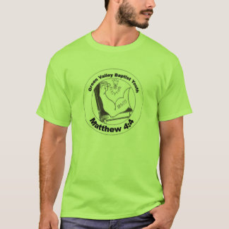 木々の緑に覆われた谷の青年 Tシャツ