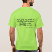 木々の緑に覆われた谷の青年 Tシャツ (裏面)
