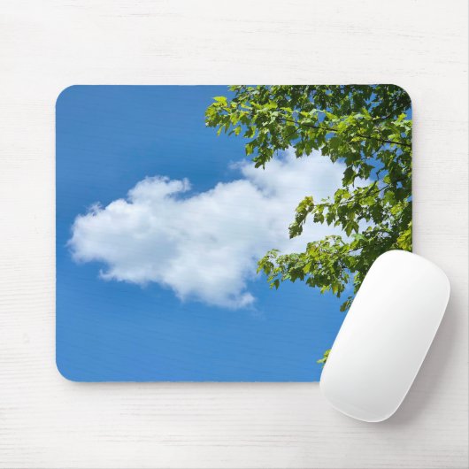 木々の葉に縁取られた夏の雲 マウスパッド (マウス)