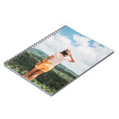 木々の近くに立つ女性 ノートブック (左側)