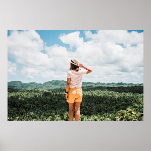 木々の近くに立つ女性 ポスター (正面)