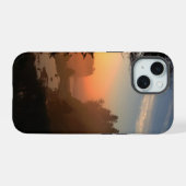 木々の間からのルビービーチ iPhone 15ケース (裏面横)