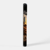 木々の間からのルビービーチ iPhone 15ケース (右側面)