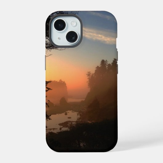 木々の間からのルビービーチ iPhone 15ケース (裏面)