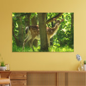 木々の間の森の中の野生動物のヒグマ キャンバスプリント (インサイチュ (リビング))