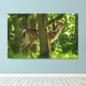 木々の間の森の中の野生動物のヒグマ キャンバスプリント (インサイチュ (ウッドフロア))