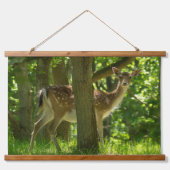 木々の間の森の中の野生動物のヒグマ 吊り下げ型タペストリー (正面)