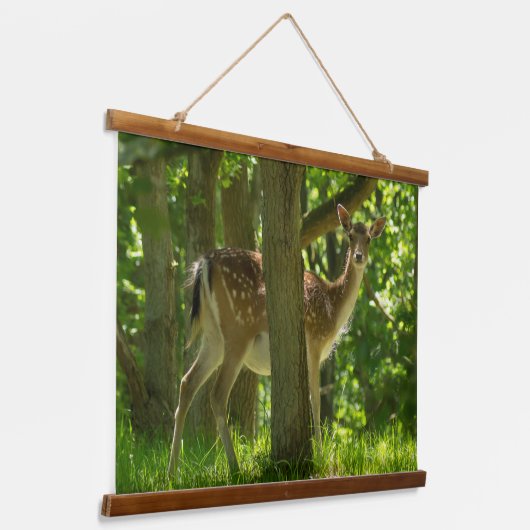 木々の間の森の中の野生動物のヒグマ 吊り下げ型タペストリー (傾斜あり)