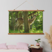 木々の間の森の中の野生動物のヒグマ 吊り下げ型タペストリー (寝室)