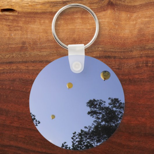 木々の間の熱気球 キーホルダー (正面)