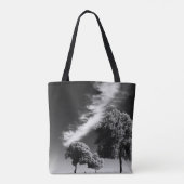 木々の間を歩く人のグレースケール写真 トートバッグ (裏面)