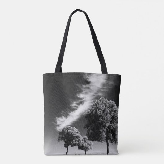 木々の間を歩く人のグレースケール写真 トートバッグ (裏面)