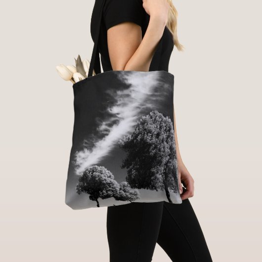 木々の間を歩く人のグレースケール写真 トートバッグ (クローズアップ)