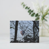 木々の間を熱気球 ポストカード (スタンド正面)