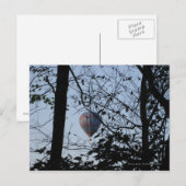 木々の間を熱気球 ポストカード (正面/裏面)