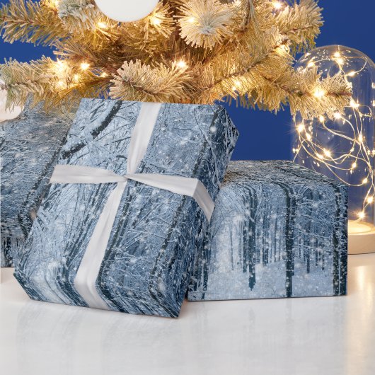 木々を包むクリスマススノーフレーク ラッピングペーパー (クリスマス)