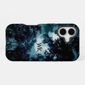 木々を通して輝く美しい月 iPhone 16ケース (裏面横)