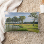 木々、水、曇り空を持つ農村風景 ランバークッション (ブランケット)
