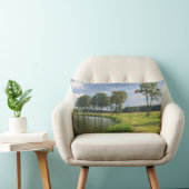 木々、水、曇り空を持つ農村風景 ランバークッション (椅子)