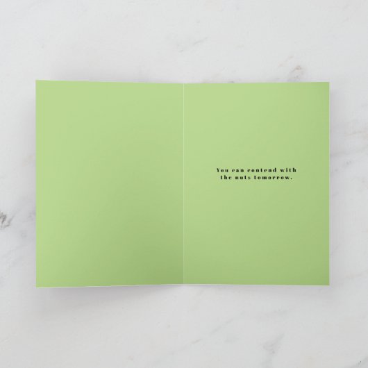 木おもしろいの誕生日のナッツ動物リス昼寝 カード (内部)