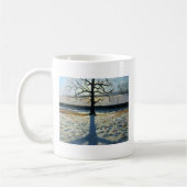 木および影のCalkeの大修道院ダービーシャー コーヒーマグカップ (左)