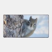 木からのぞき出す奇妙なリス デスクマット (正面)