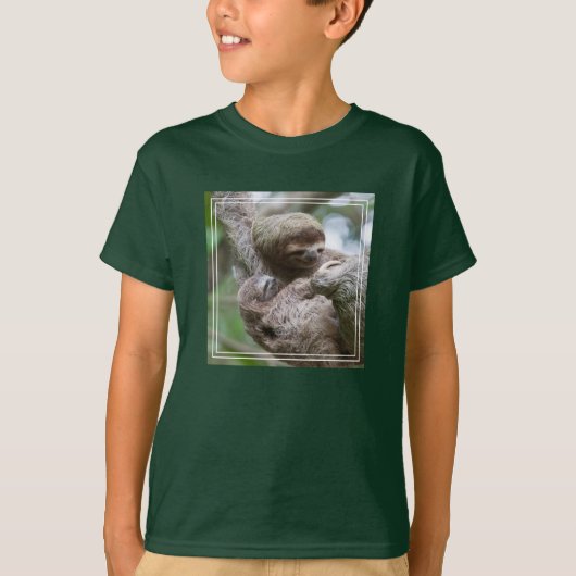木からぶら下がる母親とナマケモノの赤ちゃん Tシャツ (正面)
