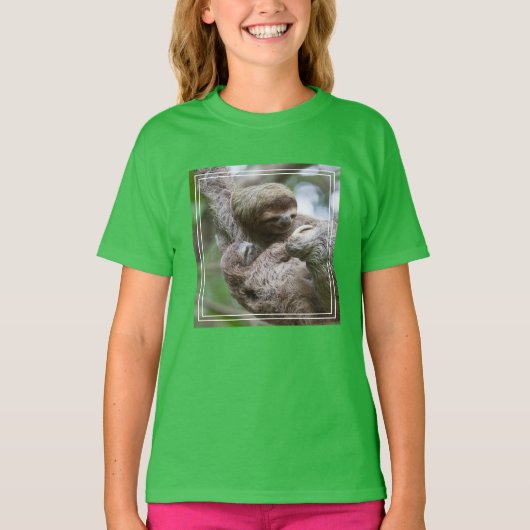 木からぶら下がる母親とナマケモノの赤ちゃん Tシャツ (正面)