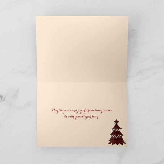 木が付いている赤く、黒い格子縞のバーラップのヒイラギのすてきなカード シーズンカード (内部)