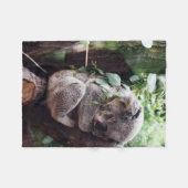 木でリラックスしているかわいいコアラ フリースブランケット (正面(横))