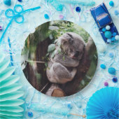 木でリラックスしているかわいいコアラ ペーパープレート (パーティー)