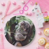 木でリラックスしているかわいいコアラ ペーパープレート (パーティー)