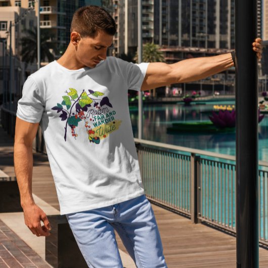 木で果実を集める小さな女の子 Tシャツ