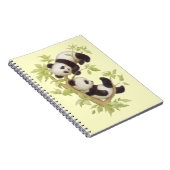 木で遊んでいるパンダ ノートブック (右側)