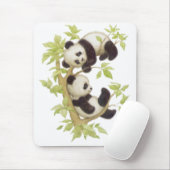 木で遊んでいるパンダ マウスパッド (マウス)