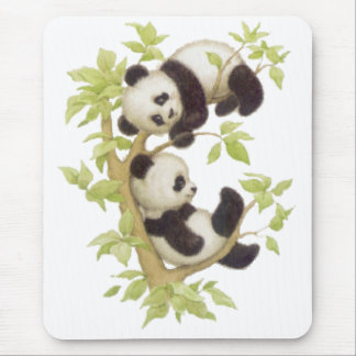 木で遊んでいるパンダ マウスパッド