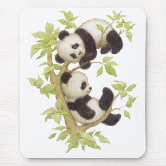 木で遊んでいるパンダ マウスパッド (正面)