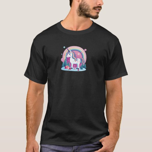 木とプレゼントのユニコーンデザインクリスマスU Tシャツ (正面)