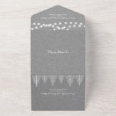 木とライトが灰色のクラフト紙にプリントされた冬のウェディング オールインワン招待状 (外側)