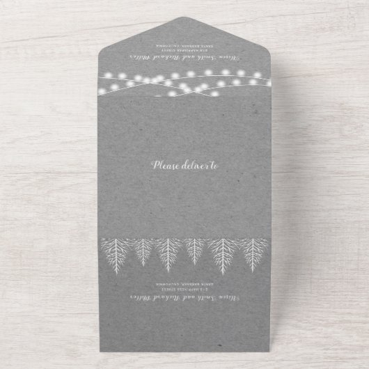 木とライトが灰色のクラフト紙にプリントされた冬のウェディング オールインワン招待状 (外側)