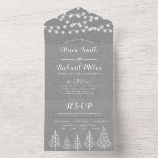 木とライトが灰色のクラフト紙にプリントされた冬のウェディング オールインワン招待状 (内側)