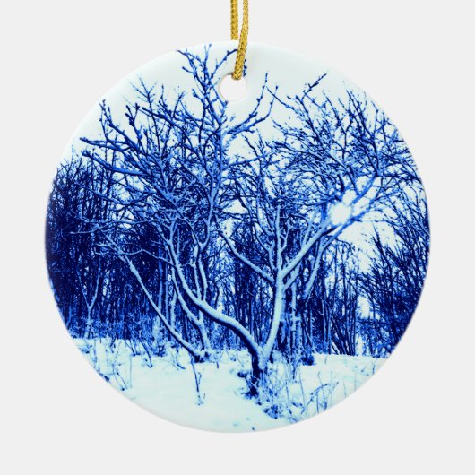 木と雪のシーン、コバルトブルー セラミックオーナメント (正面)