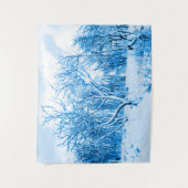 木と雪の冬のシーンCobalt Blue タペストリー (正面)