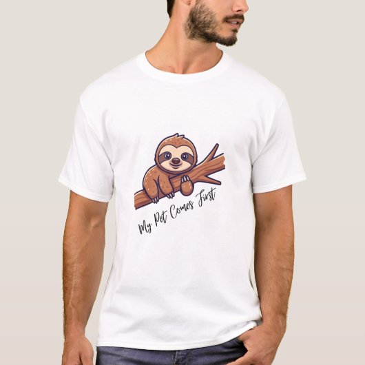 木にぶら下がるキュートなナマケモノTシャツ Tシャツ (正面)