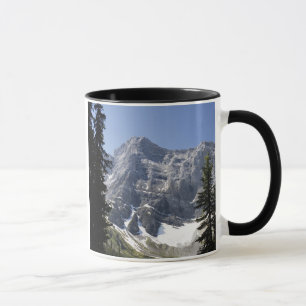 木によって組み立てられるmountain湖の反映山 マグカップ