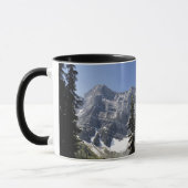 木によって組み立てられるmountain湖の反映山 マグカップ (左)