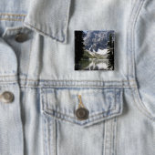 木によって組み立てられるmountain湖の反映山 缶バッジ (インサイチュ)